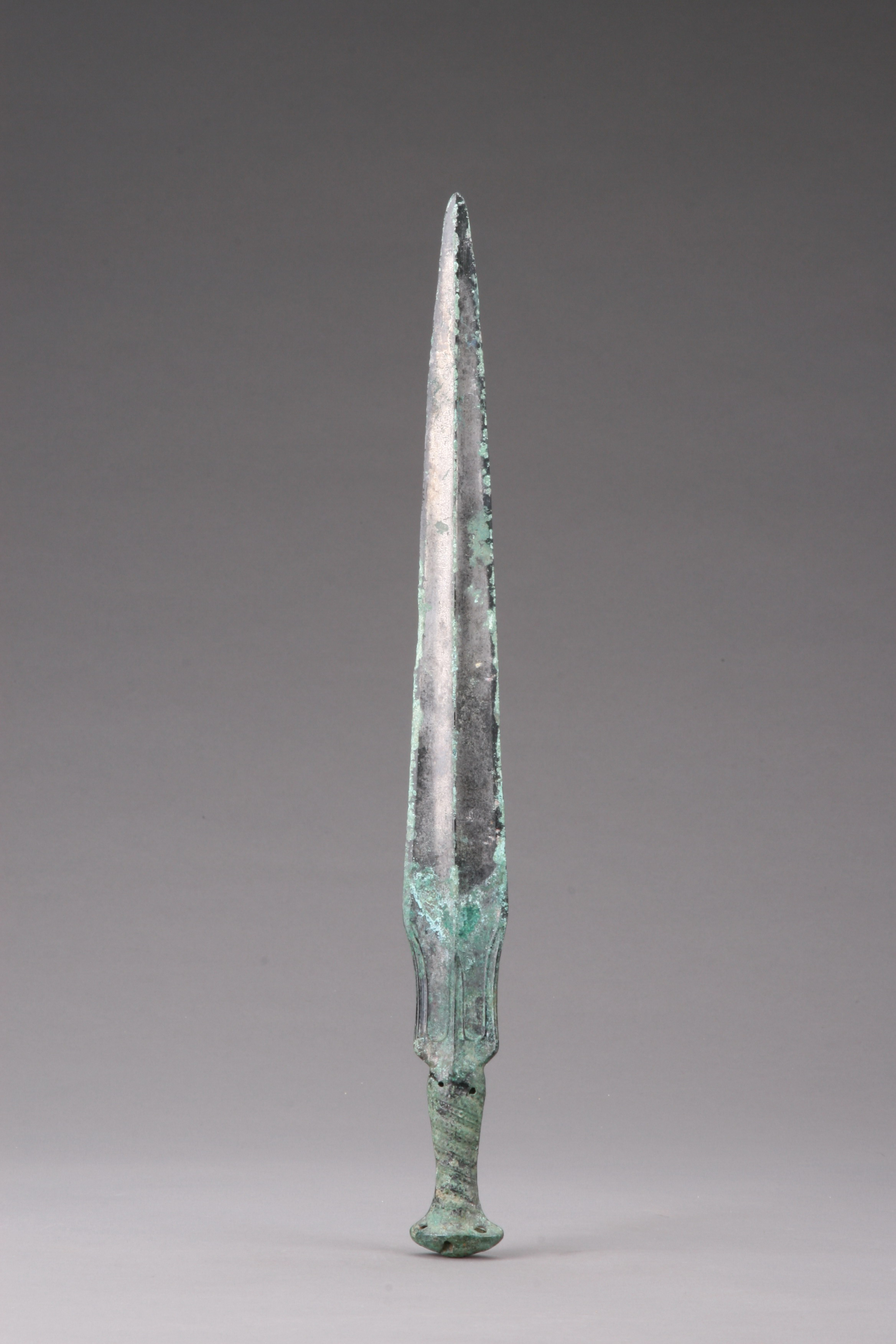 雅安博物馆长剑型宽叶厚重,中背隆凸,宽刃沿至前端合为尖刺,格宽长后