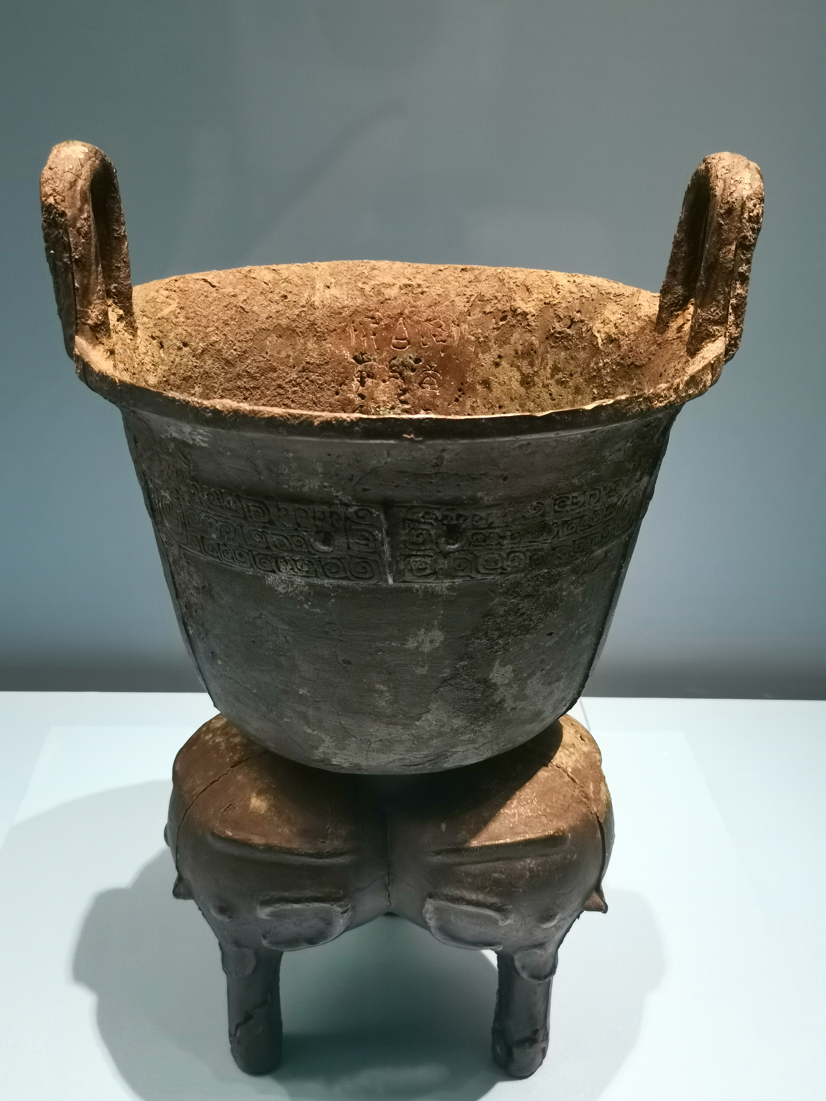 稷,粱,稻等饭食的器具,《周礼·舍人》:"凡祭祀共簠簋