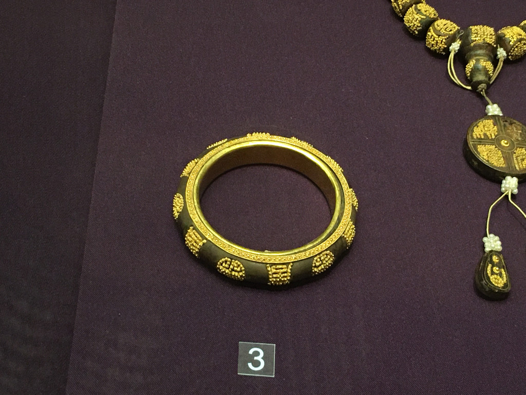 一堆乾隆的御宝,婉容的皇后金宝或者某位后宫佳丽的首饰中目不瞝接时