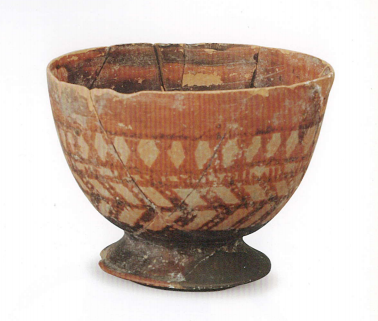 器表施有一层红陶衣,碗外壁彩绘菱格纹,"〉"形纹,圈足